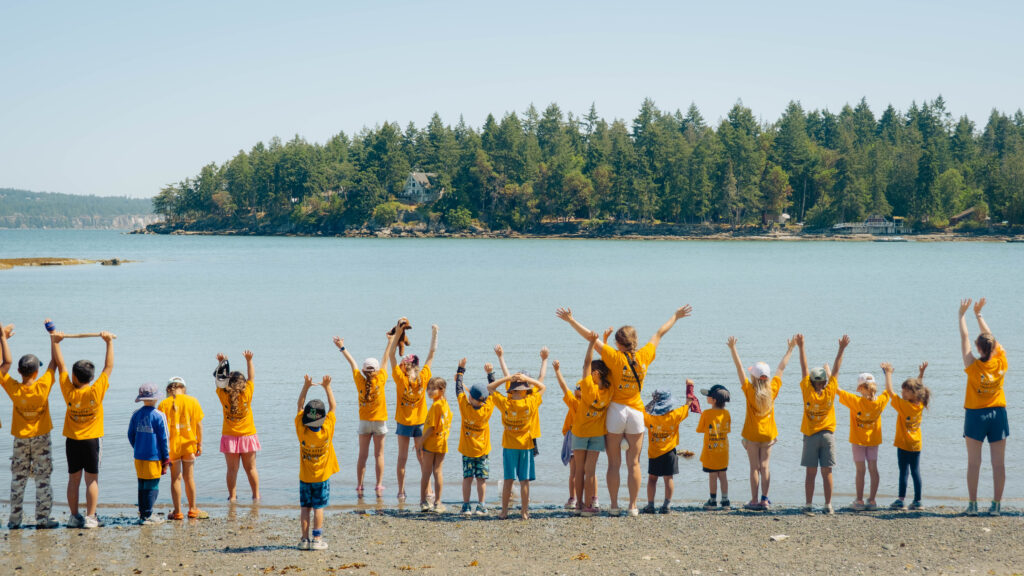 Exploration et jeux à la plage: au camp d'été francophone à Nanaimo, les enfants profitent pleinement des activités en plein air.Jeux et exploration à la plage au camp d'été francophone à Nanaimo.