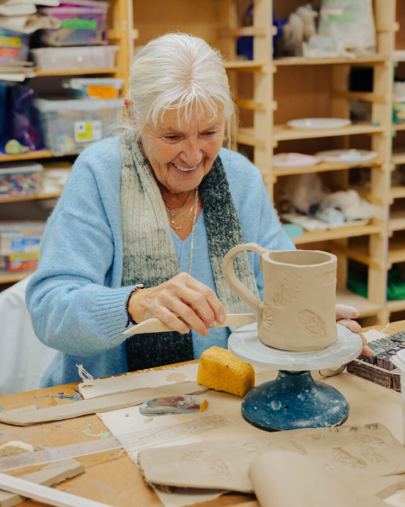 Photo d'une activité francophone de poterie a Nanaimo.