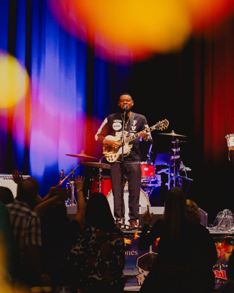 Photo d'Alpha Yaya Diallo sur scèene au festival du Sucre d'érable.