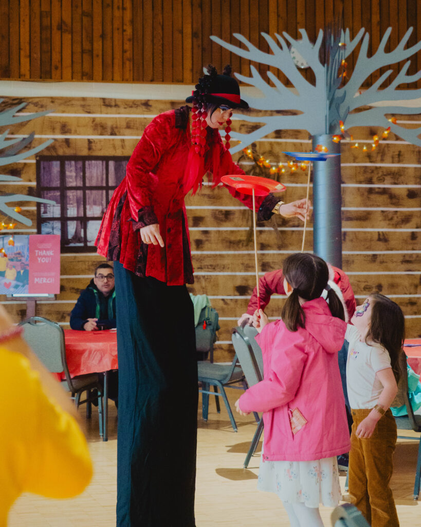Photo de Transporteurs de Rêves en spectacle au Festival du sucre d’érable, animation de cirque festive et interactive pour enfants et familles.