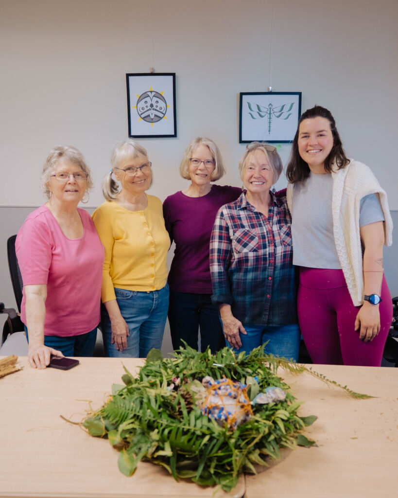Photo d'un atelier d'art pour les aînés francophones a Nanaimo.