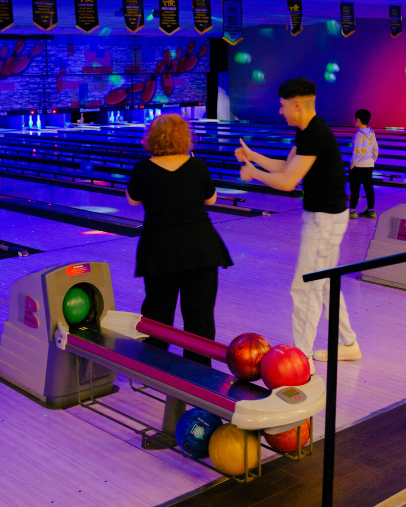 Photo de deux francophone et francophiles qui partagent un moment ensemble au bowling.