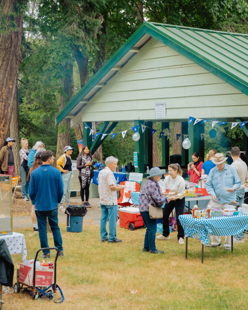 Photo de la célébration d ela St Jean, une foule francophone est rassemblée a l'occasion de cet événement annuel.