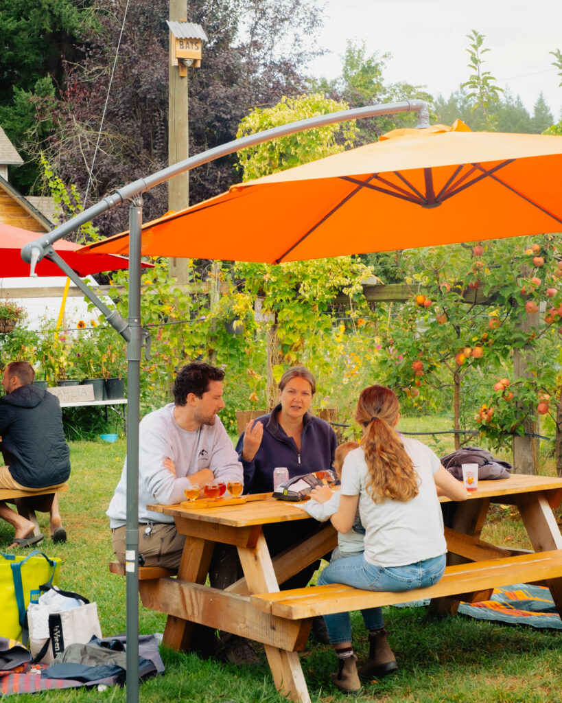 Photo de la communauté francophone lors d'un événement champêtre.