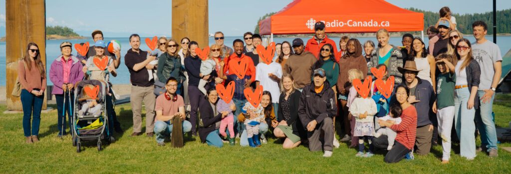 Photo de la communauté francophone de Nanaimo rassemblée en bord de mer.